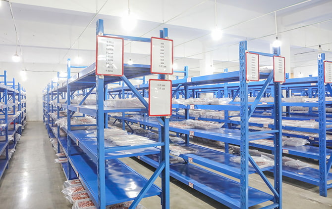 Внутри современного организованного склада и распределительного центра Halan Welding, обеспечивающего быстрое и точное выполнение заказов на расходные материалы для плазменной резки по всему миру.